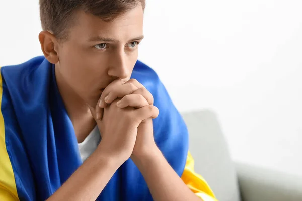 Young Man Flag Ukraine Praying Home Closeup — Stock Photo, Image