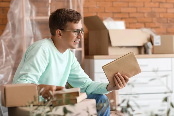 Jeune Homme Avec Des Livres Dans Cuisine Jour Déménagement — Photo