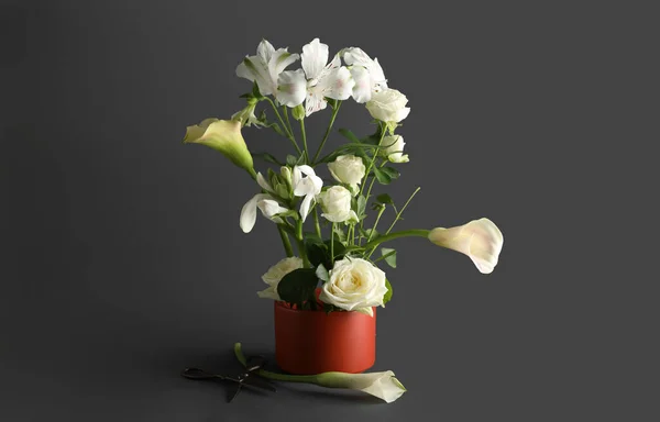 Schale Mit Schönem Ikebana Und Schere Auf Schwarzem Hintergrund — Stockfoto
