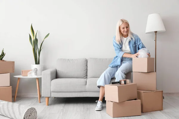 Mature Woman Packing Things Living Room Moving Day — Stock Photo, Image