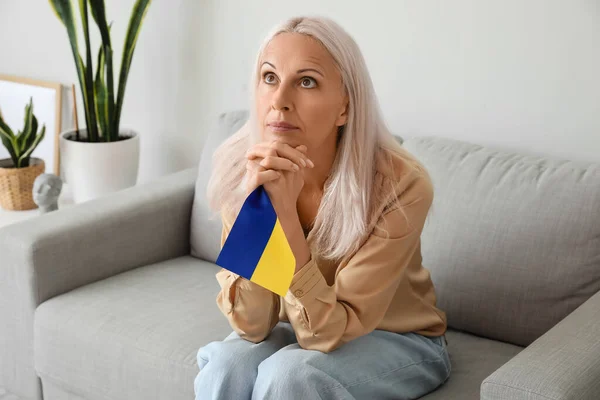 Mulher Madura Com Bandeira Ucrânia Orando Casa — Fotografia de Stock