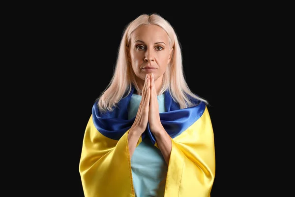 Volwassen Vrouw Met Vlag Van Oekraïne Bidden Zwarte Achtergrond — Stockfoto