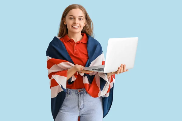 Jovem Com Bandeira Reino Unido Usando Laptop Fundo Azul — Fotografia de Stock