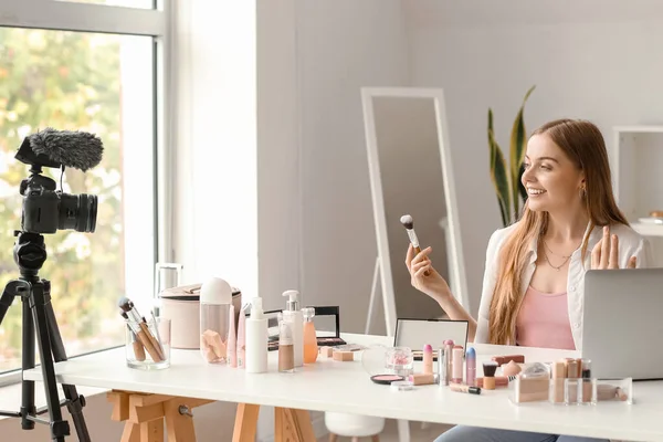 Blogueiro Beleza Feminina Com Maquiagem Escova Gravação Vídeo Camarim — Fotografia de Stock