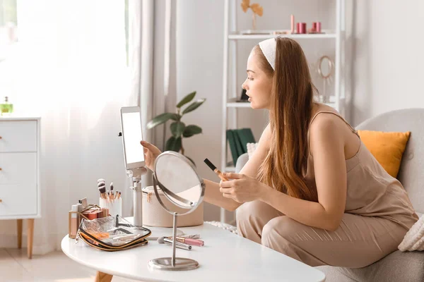 女性美容ブロガーとともに化粧品記録ビデオで自宅 — ストック写真