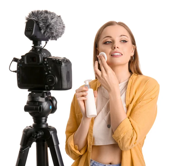 블로거 가흰색 배경으로 비디오를 녹화하면서 화장품을 사용하는 — 스톡 사진