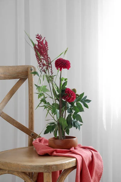 Μπολ Όμορφο Ikebana Και Ύφασμα Καρέκλα Κοντά Στο Φως Κουρτίνα — Φωτογραφία Αρχείου