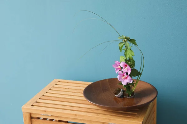 Mavi Duvarın Yanındaki Ahşap Masada Güzel Ikebana Kenzanların Olduğu Bir — Stok fotoğraf