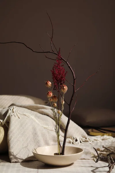 Karanlık Odada Yerde Güzel Ikebana Ile Bowling Oyna — Stok fotoğraf