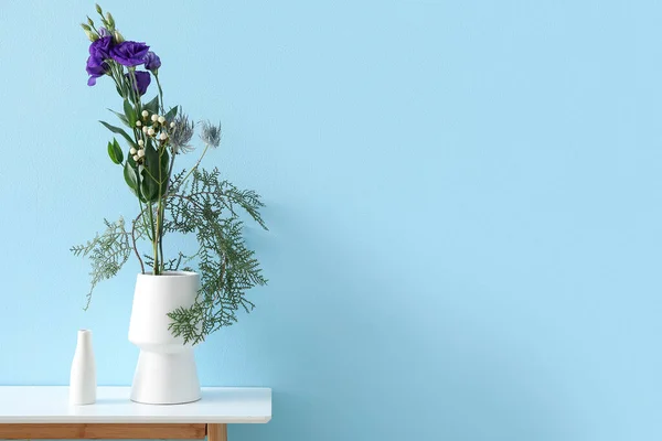 Βάζα Όμορφο Ikebana Στο Τραπέζι Κοντά Στο Μπλε Τοίχο — Φωτογραφία Αρχείου