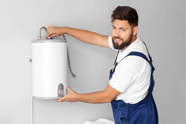 Mannelijke Loodgieter Installeren Ketel Badkamer — Stockfoto