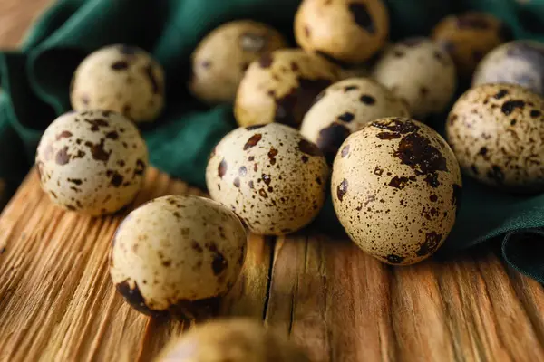 Fresh Quail Eggs Wooden Background Closeup — Stock Photo, Image