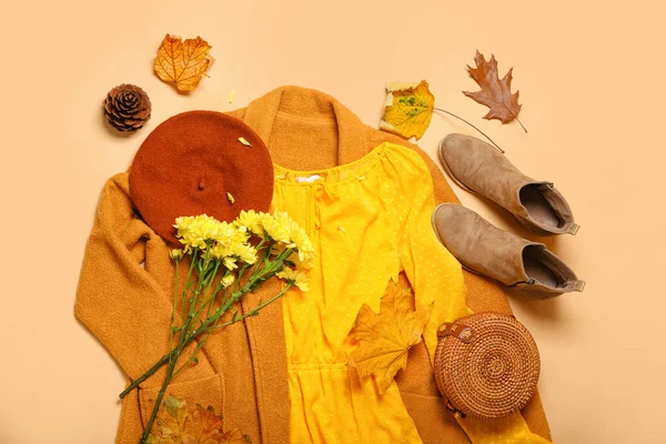 Stilvolle Frauenkleidung Blumenstrauß Und Herbstblätter Auf Beigem Hintergrund — Stockfoto