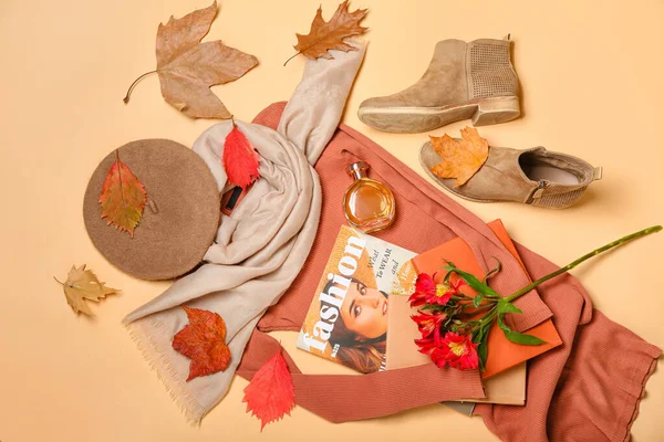 Weibliche Accessoires Modezeitschrift Blumen Und Herbstblätter Auf Beigem Hintergrund — Stockfoto