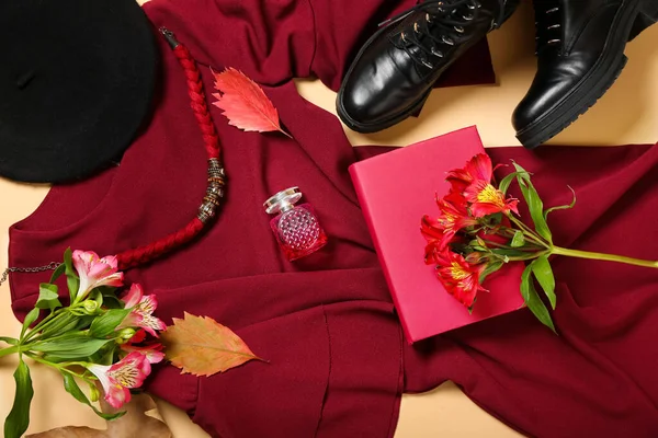 Stijlvolle Vrouwelijke Kleding Accessoires Bloemen Herfstbladeren Beige Achtergrond — Stockfoto