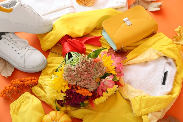 Roupa Feminina Elegante Buquê Flores Decoração Outono Fundo Laranja — Fotografia de Stock