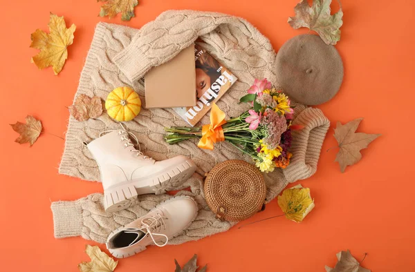 Gestrickter Pullover Stilvolle Weibliche Accessoires Blumenstrauß Und Herbstblätter Auf Orangefarbenem — Stockfoto