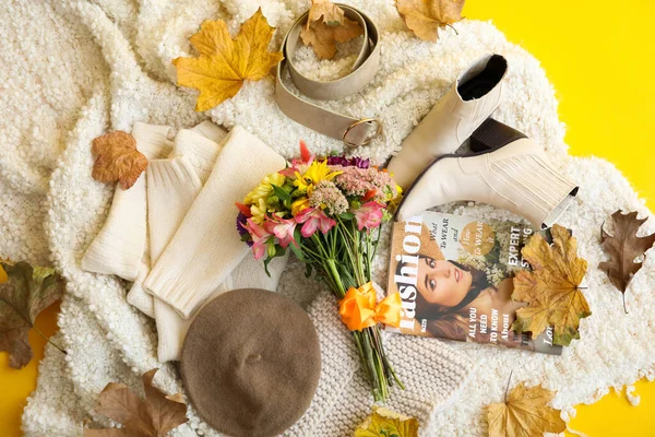 Zarif Kadın Aksesuarları Yumuşak Ekose Çiçekleri Sarı Arka Planda Sonbahar — Stok fotoğraf