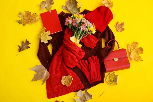 黄色背景的针织女装 花束和秋叶 — 图库照片