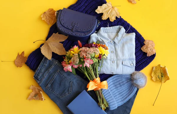 Roupas Femininas Buquê Flores Folhas Outono Fundo Amarelo — Fotografia de Stock