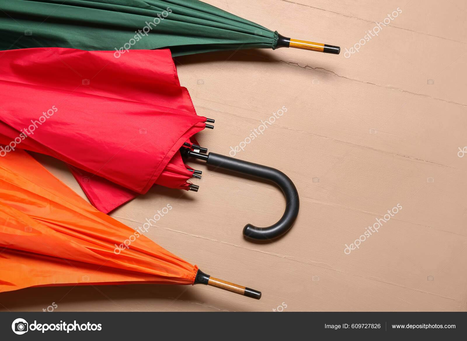 Paraguas Brillantes Sobre Fondo Madera Verde Primer fotografía stock © #609727826 | Depositphotos