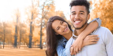 Mutlu genç çift sonbahar günü parkta