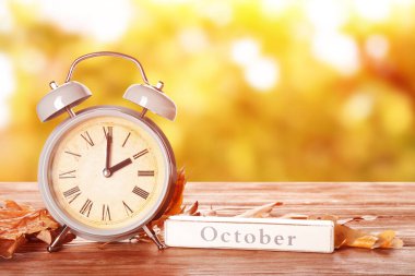 Alarm saati, söz Ekim ve sonbahar yaprakları açık havada. Gün ışığı kaydetme süresi bitti