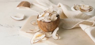 Hafif arkaplanda lezzetli hindistan cevizi parçaları