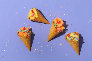 Lezzetli pamuk helva ve renkli arkaplanlı waffle külahları.