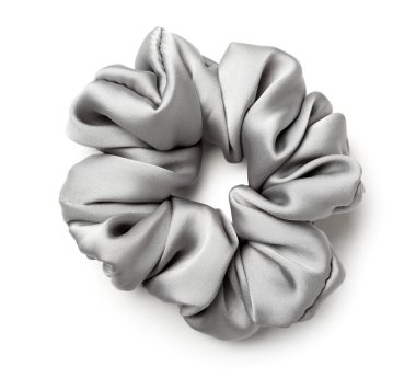 Beyaz arkaplanda şık gri saç lastiği