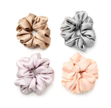 Beyaz arkaplanda saç lastiği kümesi