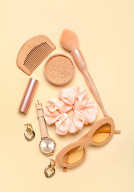 Renkli arka planda farklı tarz kadın aksesuarları