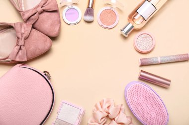 Kadın aksesuarlarından ve renk arkaplanındaki ayakkabılardan yapılmış çerçeve