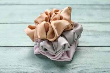 Yeşil ahşap arka planda ipek tokaları yığını