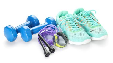 Dambıllar, ip atlama, saat ve spor ayakkabıları beyaz arka planda