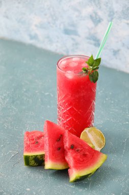 Renkli taze karpuz arkaplanlı lezzetli bir bardak.
