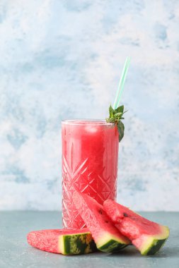 Renkli taze karpuz arkaplanlı lezzetli bir bardak.