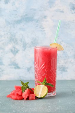 Renkli taze karpuz arkaplanlı lezzetli bir bardak.