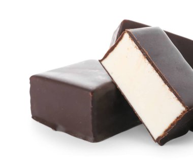 Beyaz arka planda izole edilmiş lezzetli kuş sütlü şekerler, yakın plan