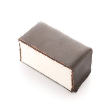 Lezzetli kuş sütünün yarısı beyaz arka planda izole edilmiş.