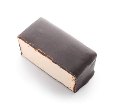 Lezzetli kuş sütünün yarısı beyaz arka planda izole edilmiş.