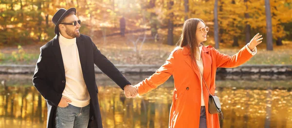 Счастливая Молодая Пара Держится Руки Красивом Осеннем Парке Озера — стоковое фото