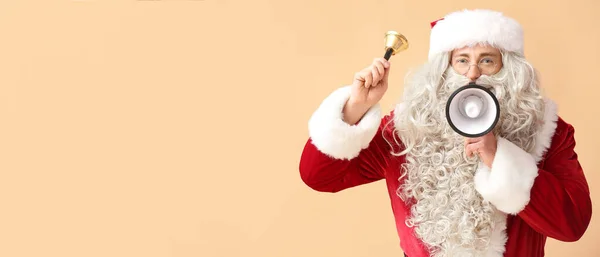 Weihnachtsmann Mit Megafon Und Weihnachtsglocke Auf Beigem Hintergrund Mit Platz — Stockfoto
