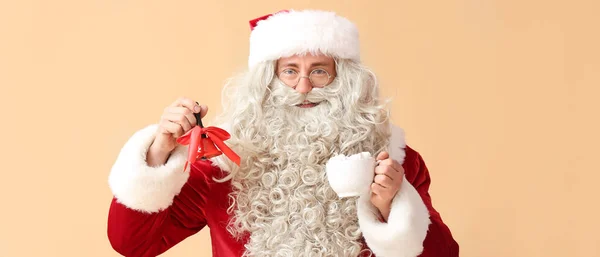Санта Клаус Рождественским Колоколом Чашкой Какао Бежевом Фоне — стоковое фото