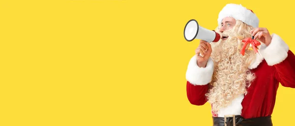 Weihnachtsmann Mit Megafon Und Weihnachtsglocke Auf Gelbem Hintergrund Mit Platz — Stockfoto