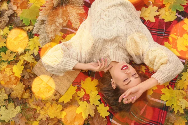 美しい若い女性が秋の日にプレイに横たわって トップビュー — ストック写真