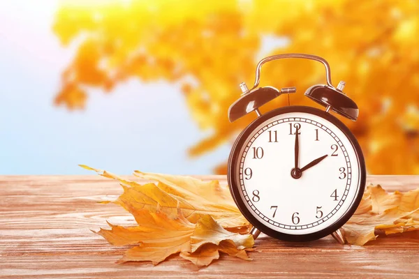 Ébresztőóra Őszi Levelek Asztalon Szabadban Napfény Megtakarítási Idő Vége — Stock Fotó