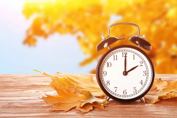 Reloj Despertador Hojas Otoño Mesa Aire Libre Fin Del Horario — Foto de Stock