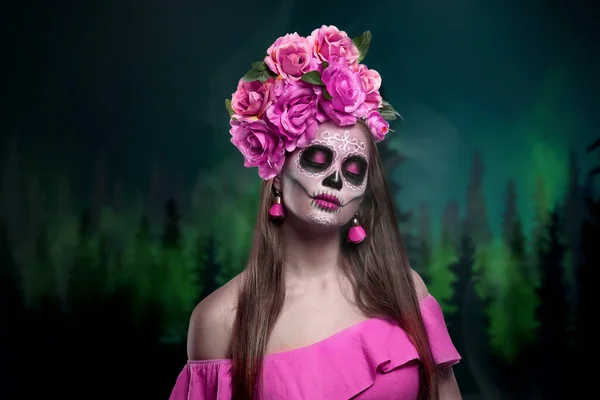 墨西哥死节前夕 年轻女子的脸被漆成了骷髅 背景是深绿色的 — 图库照片