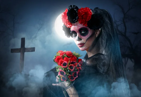 墨西哥在漆黑的夜晚举行的 死亡日 活动中 年轻女子的脸被漆成了骷髅 — 图库照片